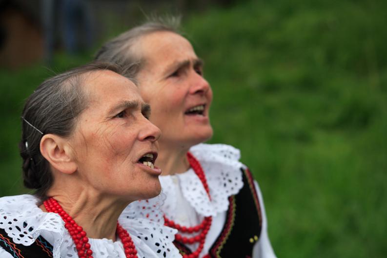 Redyk. Korbielów. Dojenie owiec. Beskidy. Góry. Śpiewając