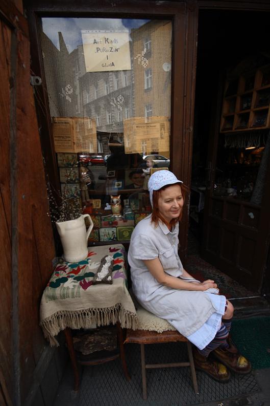 Pursiczan -Kazimierz - ul. Brzozowa - Portret zewnętrzny z wystawą w tle