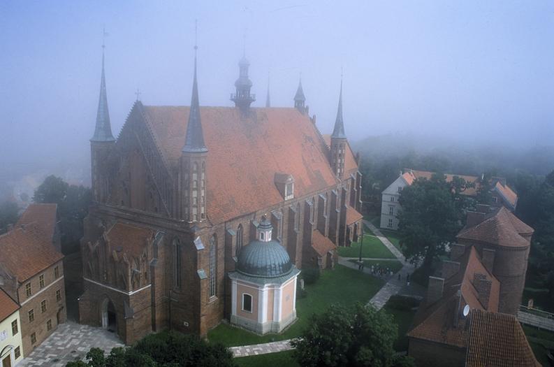 Warmia -Frombork - katedra we mgle