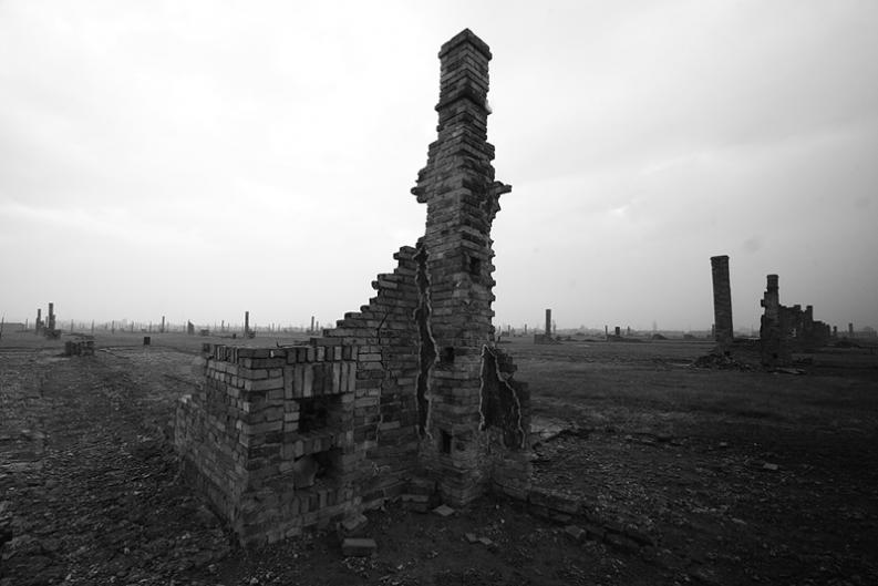 KL Birkenau. Kominy po barakach. Krajobraz po tych co odeszli