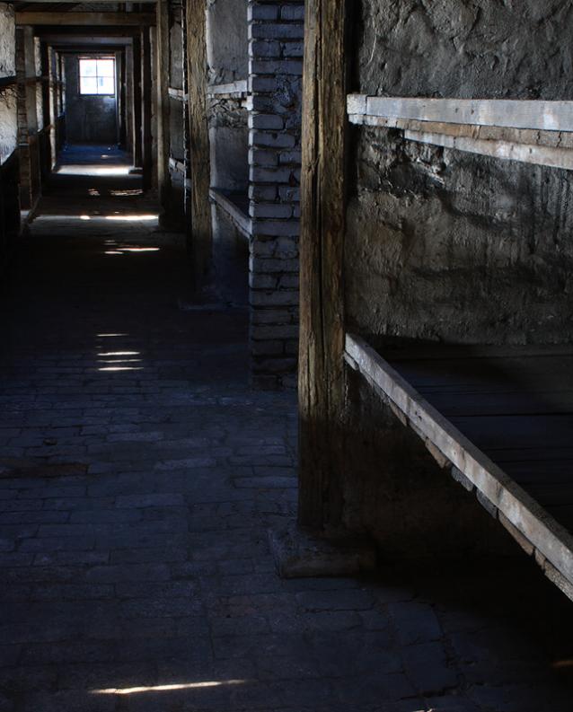 Wnętrze baraku z KL Birkenau